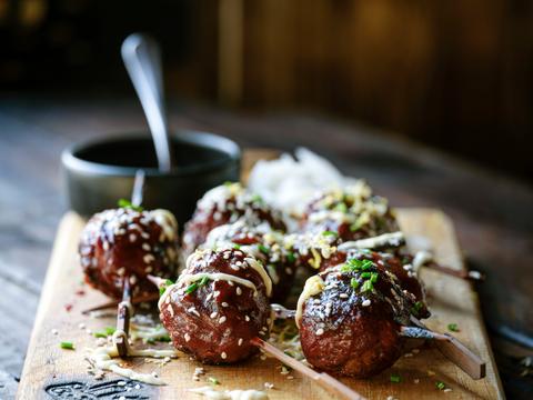 Moinkballs met mayonaise van gepofte knoflook en gepekelde koolrabi