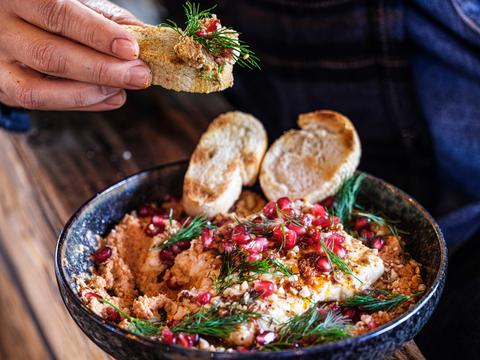 Papillot van feta met romescodip, dukkah en granaatappel