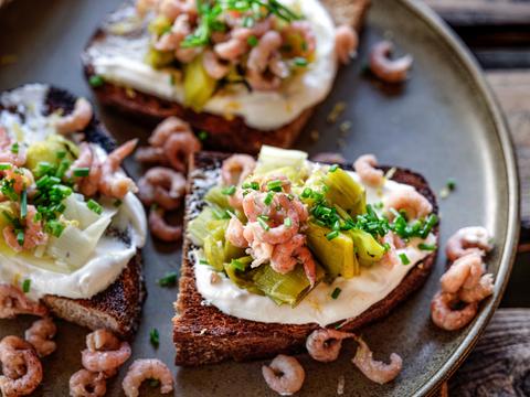 Toast met gebrande prei en garnaaltjes