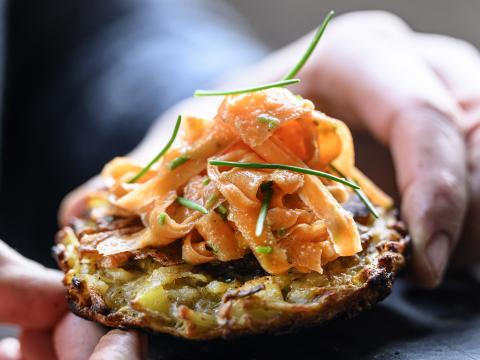 Aardappel‐kaasrösti met geflambeerde pancetta en gemarineerde wortelen
