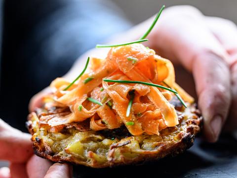 Aardappel‐kaasrösti met geflambeerde pancetta