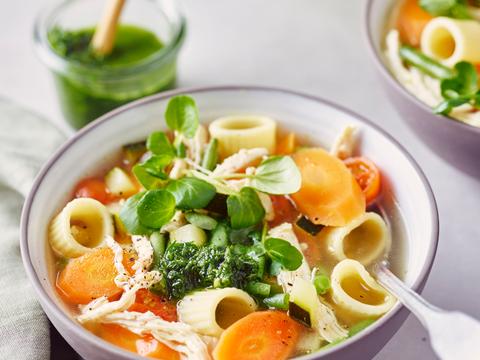 Minestrone met kipreepjes en pistou