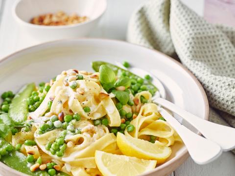 Tagliatelle met peultjes, erwtjes en citroensaus