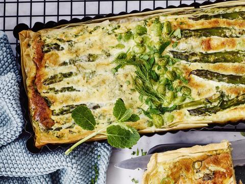 filodeegquiche met edamame, groene asperges en lente-ui