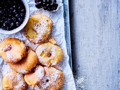 Appelbeignets met bosbessencoulis en poedersuiker
