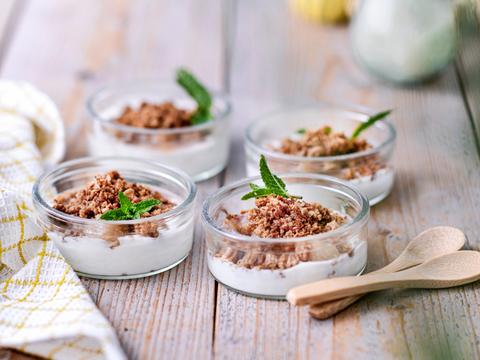 Glaasjes met Griekse yoghurt, rabarbercompote en havermoutcrumble