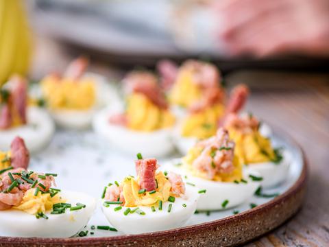 Mimosa-eitjes met spek en garnaaltjes