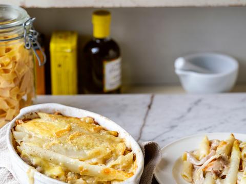 Ovenpenne met kip, witte asperges en hervekaas
