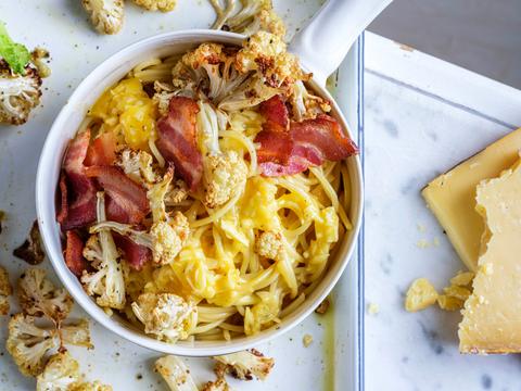 Belgische carbonara met spek en geroosterde bloemkool