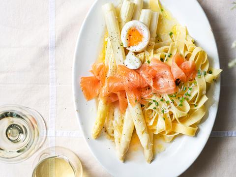 Tagliatelle met in witte wijn gestoomde asperges en gerookte zalm