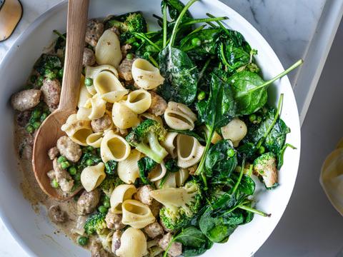 Romige orecchiette met worstjesvlees en groene groenten