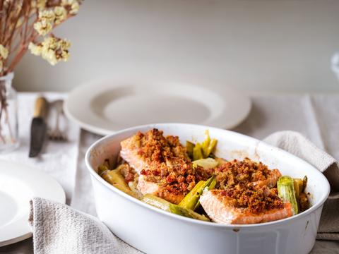 One pot pasta met jonge prei, zalm en chorizo