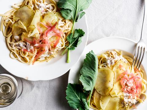 Linguine met koolrabi, flinterdunne ham en mosterdroomsaus