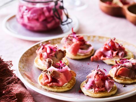 Blini’s met mierikswortelroom, rosbief en gepekelde rode ui