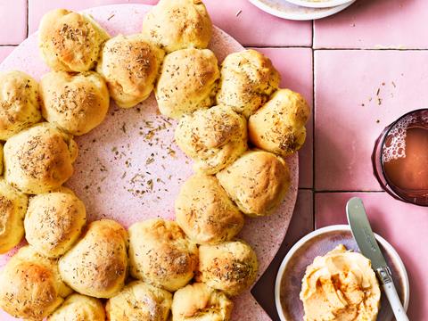 Kruidige broodkrans met tomaten-paprikaboter
