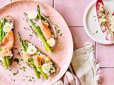 Bruschetta met groene asperges, kwarteleitjes en gerookte zalm