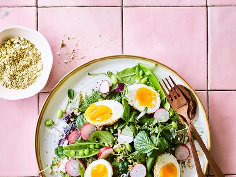 Kruidensalade met voorjaarsgroenten en eitjes