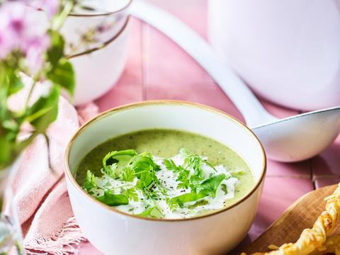 Postelein-kervelsoep met kaasstengels