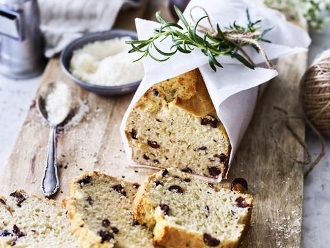 Hartige olijfcake met rozemarijn en parmezaan