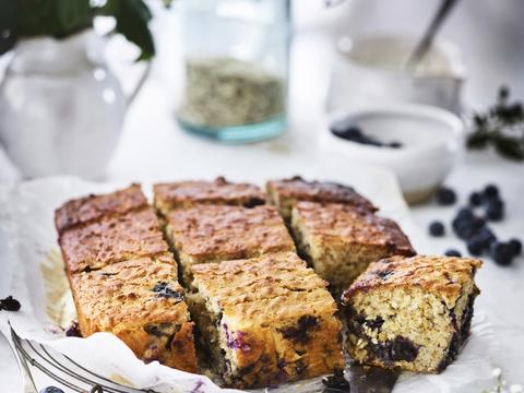 Yoghurtcake met havermout en blauwe bessen