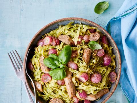Pasta met radijsjespesto, geroosterde radijzen en worst
