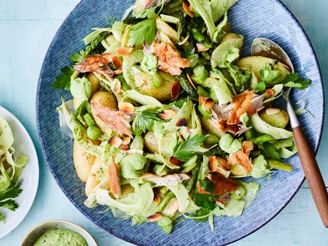 Groene aardappel-venkelsalade met gerookte makreel