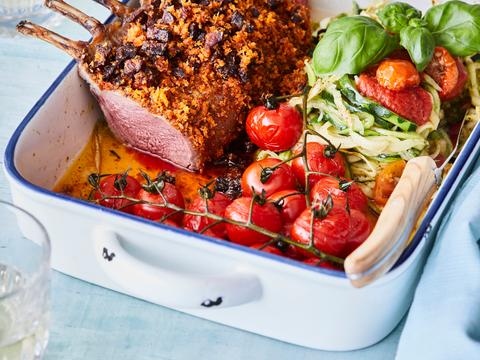 Lamskroontje met courgetti en ovengeroosterde tomaatjes