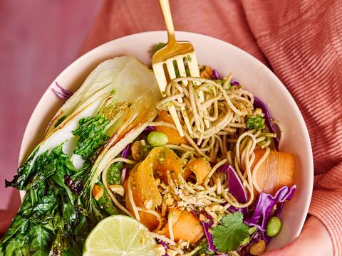 Lauwe salade van sobanoedels met paksoi