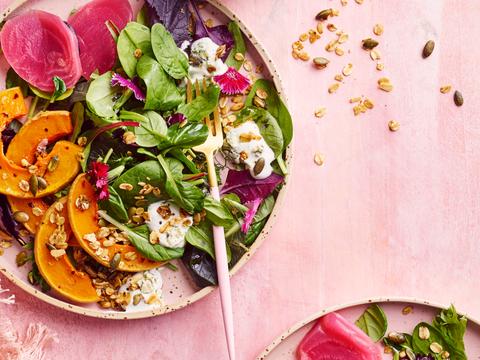 Salade met geroosterde butternut en bietjes, hartige granola
