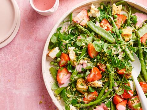 Salade met aardbeien, groene asperges, gebakken feta
