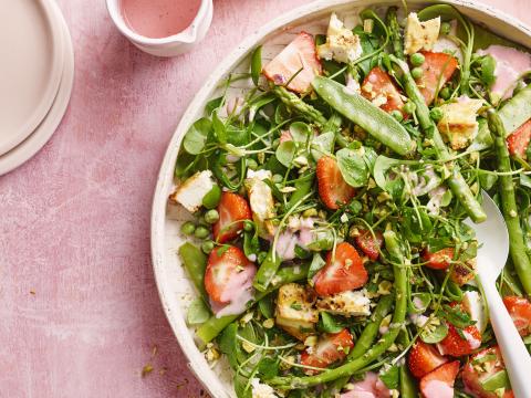 Salade met aardbeien, groene asperges, gebakken feta en pistachecrumble