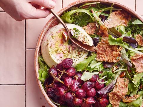 Salade met parmaham, gebakken ricotta en geroosterde druiven