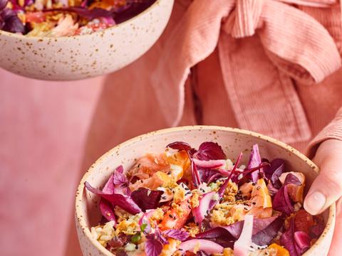 Rijstsalade met warmgerookte zalm
