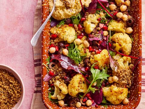 Salade met geroosterde bloemkool, granaatappel, hummus en za’atarcrumble