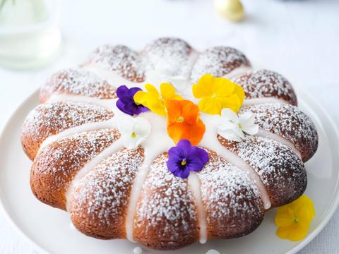 Cakebloem met citroenglazuur en viooltjes