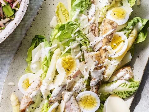 Caesar salade met asperges en konijn