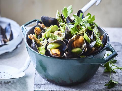 Mosselen met asperges, knoflook en pastis
