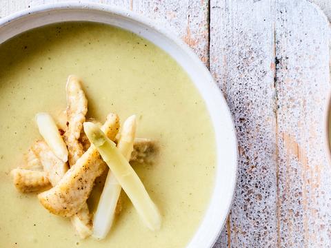 Soep van witte asperges met pladijs