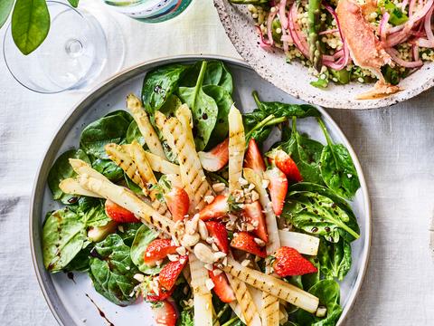 Salade met gegrilde witte asperges en aardbeien