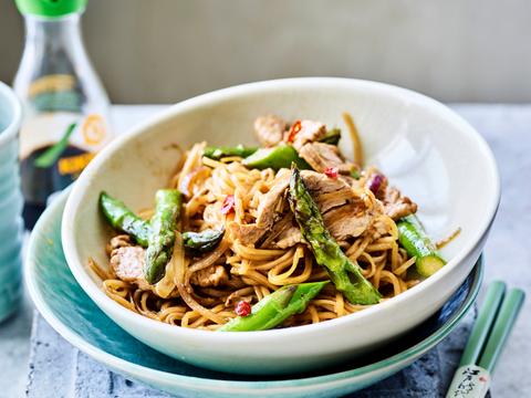 Pittige wok met groene asperges en varkenshaasje