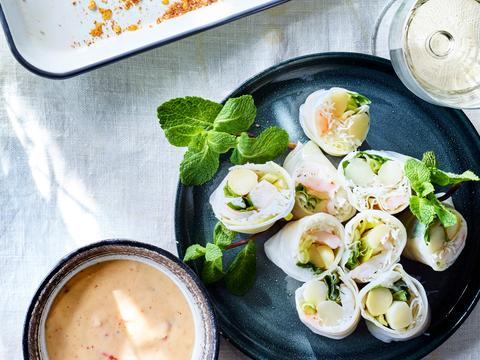 Lenterolletjes met witte asperges en scampi's
