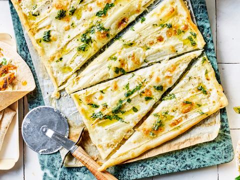 Witte pizza met asperges, mascarpone en muntgremolata