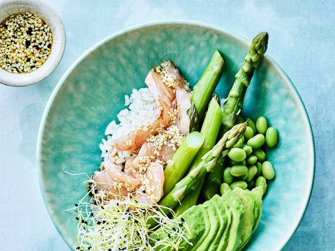 Poké bowl met groene asperges, gemarineerde koolvis en rijst