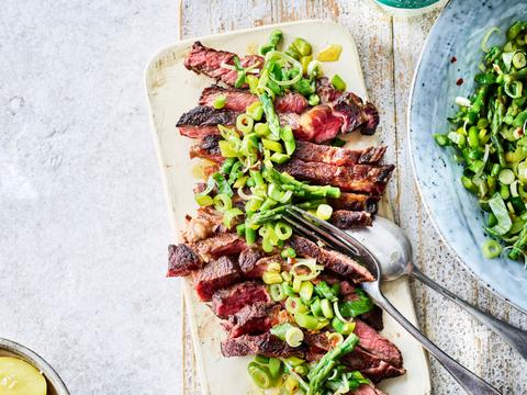 Tagliata met salsa van groene asperges