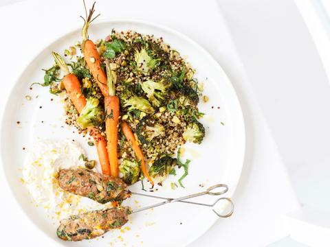 Quinoasalade met geroosterde groenten, köfte en ricottadip  