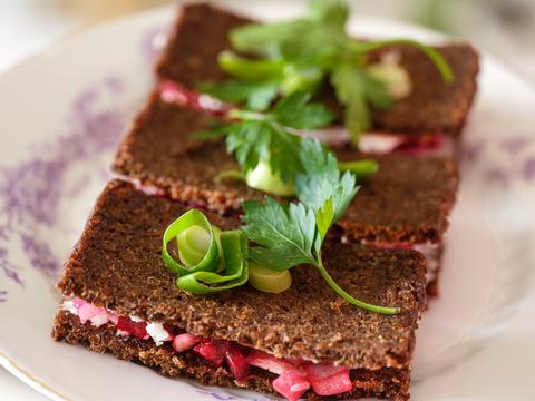Pompernikkelbrood met geitenkaas en tartaar van bietjes en rode ui