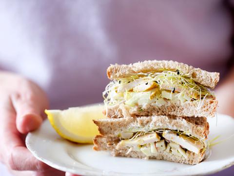 Volkorenspeltbrood met lichte kip-currysalade