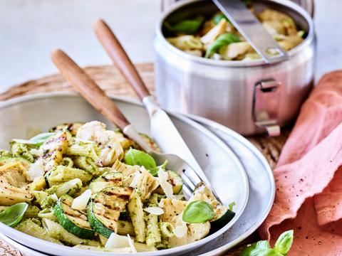 Toscaanse speltpastasalade met artisjok, gegrilde courgette en pesto