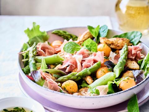 Salade met kippenreepjes, prosciutto en groene asperges 