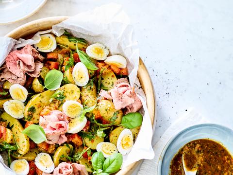 Mediterrane salade met krieltjes, kwarteleitjes en rosbief 